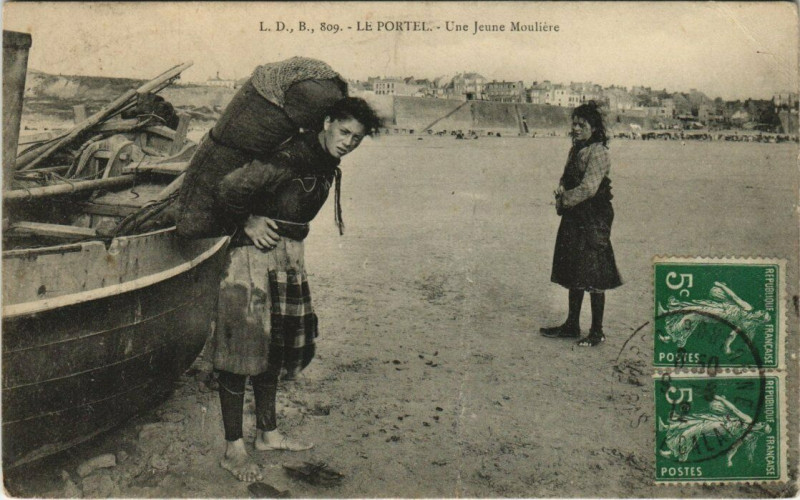 Carte postale ancienne Le Portel - Une Jeune Mouliere au Portel