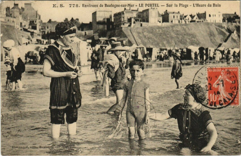 Carte postale ancienne Le Portel - Sur la Plage - L'Heuredu Bain au Portel