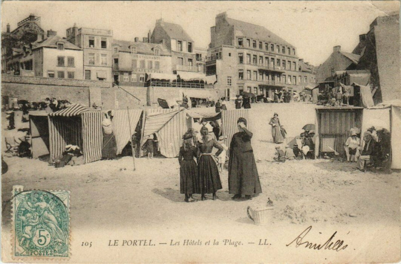 Carte postale ancienne Le Portel - Les Hotels et la Plage au Portel