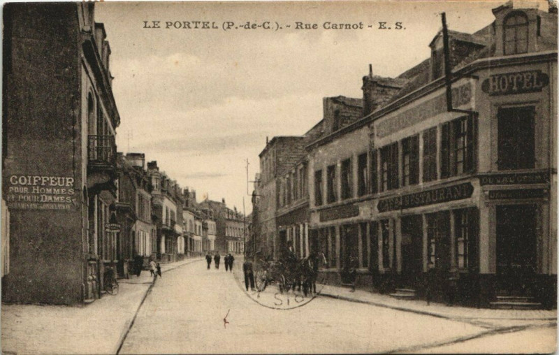 Carte postale ancienne Le Portel - Rue Carnot au Portel