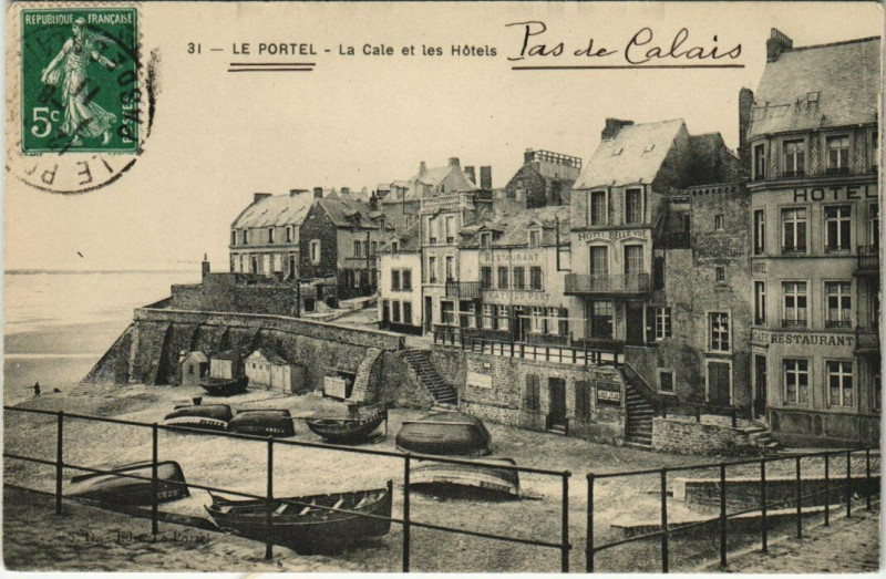 Carte postale ancienne Le Portel - La Cale et les Hotels au Portel