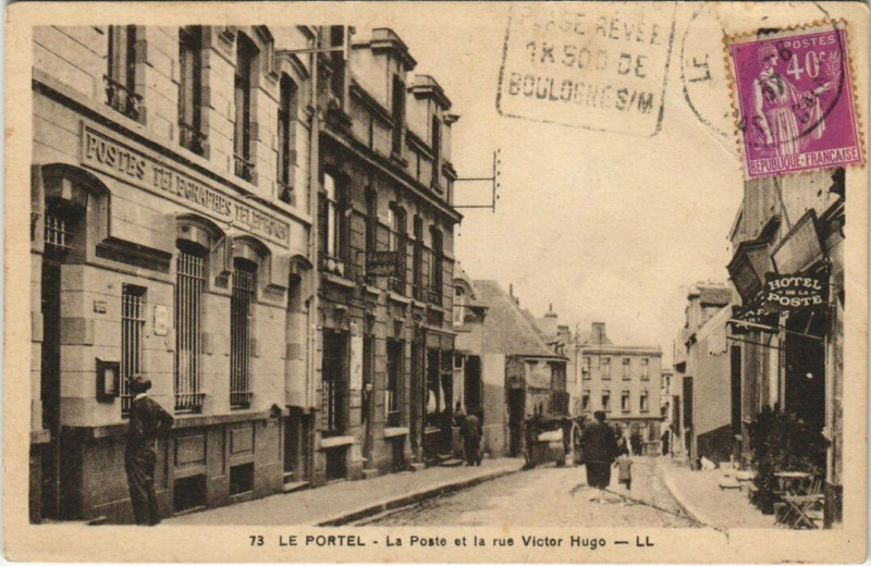 Carte postale ancienne Le Portel - La Poste et la rue Victor Hugo au Portel