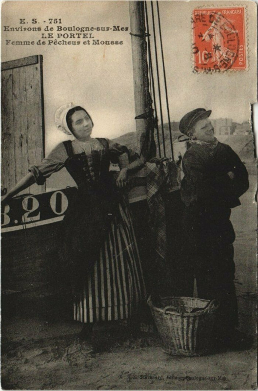 Carte postale ancienne Le Portel - Femme de Pécheur et Mousse au Portel