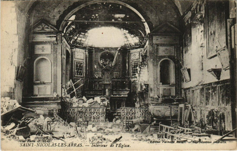 Carte postale ancienne Saint-Nicolas-les-Arras - Intérieur de l'Eglise à Arras