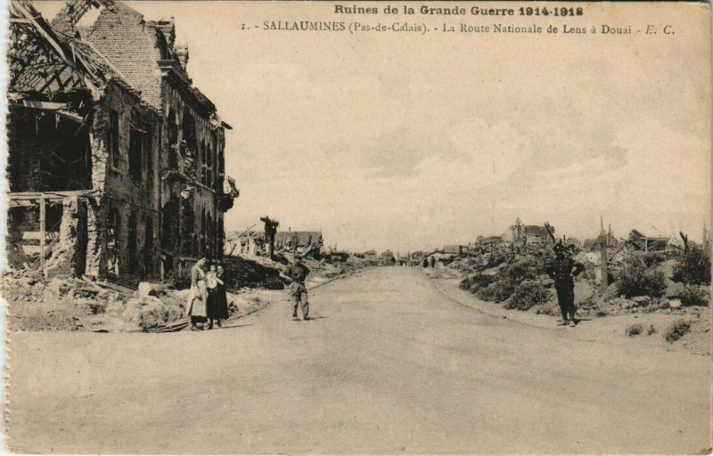 Carte postale ancienne Sallaumines - La Route Nationale de Lens a Douai à Sallaumines