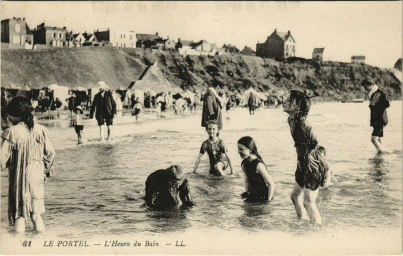 Carte postale ancienne Le Portel - L'Heure du Bain au Portel