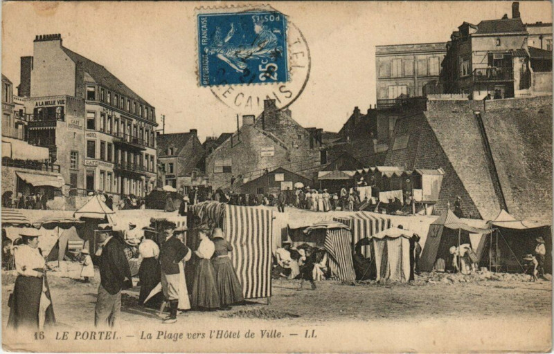Carte postale ancienne Le Portel - La Plage vers l'Hotel de Ville au Portel