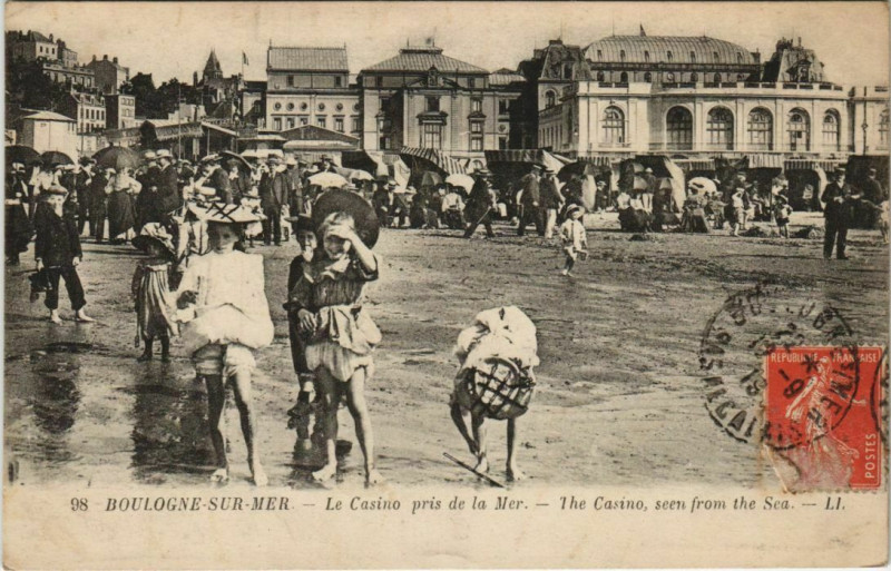 Carte postale ancienne Boulogne-sur-Mer Le Casino pris de la Mer. à Boulogne-sur-Mer