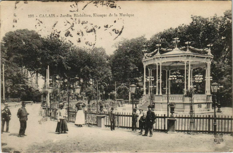 Carte postale ancienne Calais Jardin Richelieu à Calais