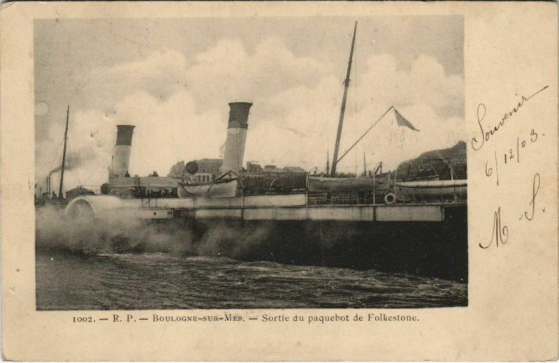 Carte postale ancienne Boulogne-sur-Mer Sortie du paquebot à Boulogne-sur-Mer