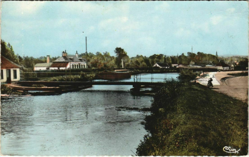 Carte postale ancienne Guines Le Pont d'Eeuppe à Guînes