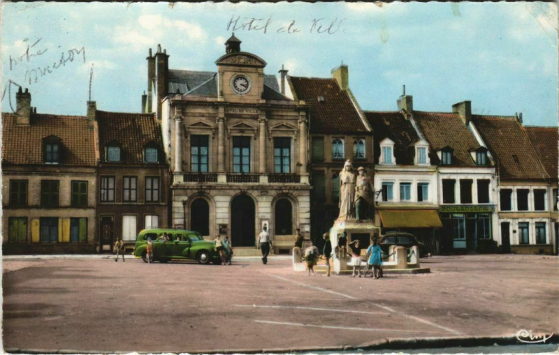 Carte postale ancienne Guines Place du Maréchal Foch à Guînes