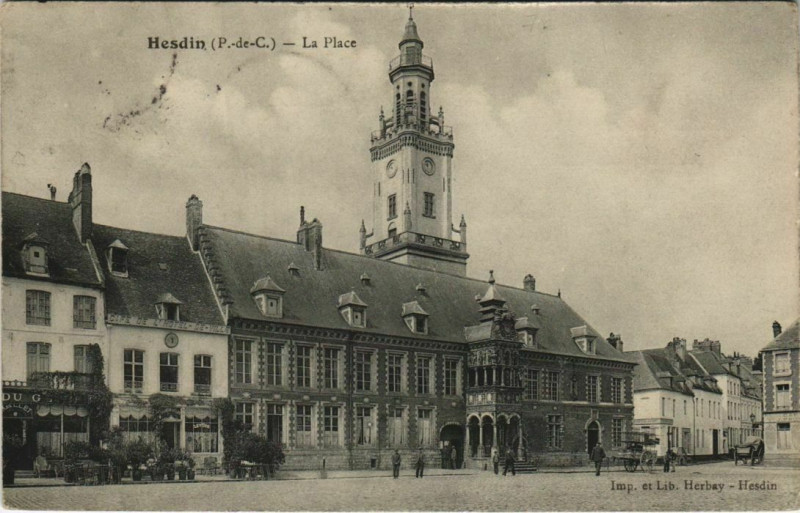 Carte postale ancienne Hesdin La Place à Hesdin