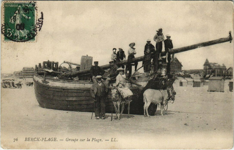 Carte postale ancienne Berck-Plage - Groupe sur la Plage à Berck