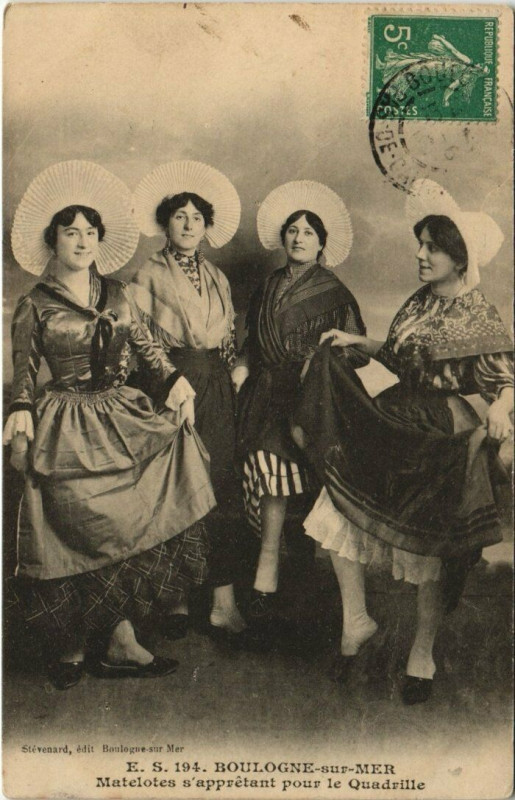 Carte postale ancienne Boulogne-sur-Mer - Matelotes s'appretant pour le Quadrille à Boulogne-sur-Mer