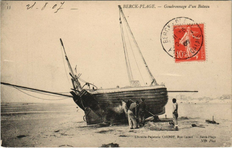 Carte postale ancienne Berck-Plage - Goudronnage d'un Bateau à Berck