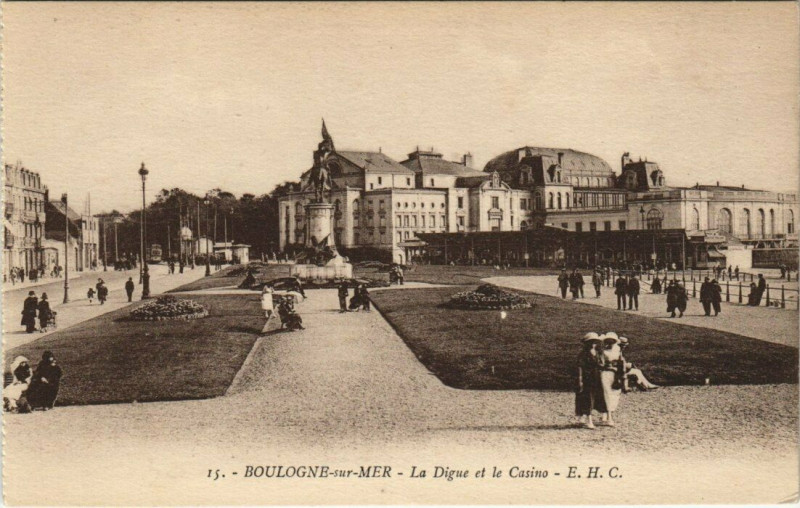 Carte postale ancienne Boulogne-sur-Mer - La Digue et le Casino à Boulogne-sur-Mer