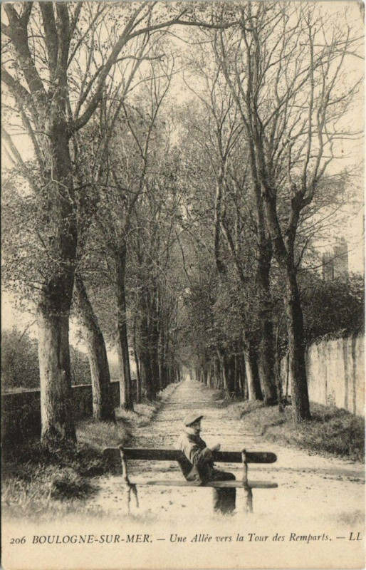 Carte postale ancienne Boulogne-sur-Mer - Une Allee vers la Tour des Remparts à Boulogne-sur-Mer