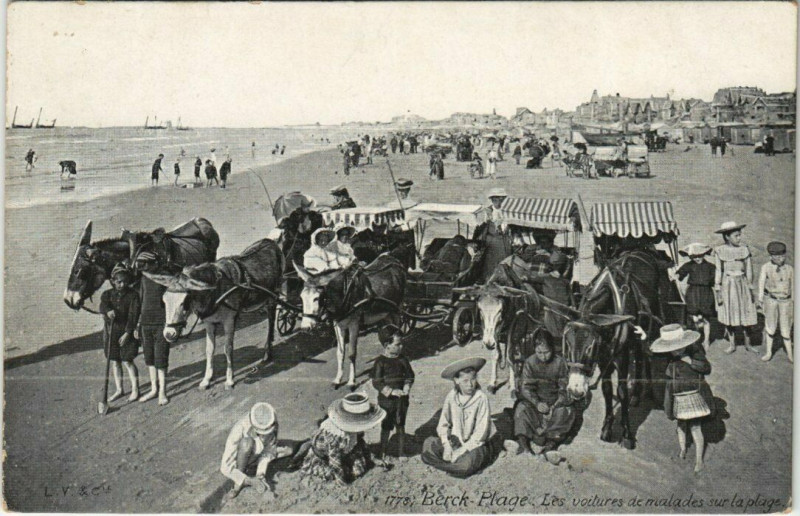 Carte postale ancienne Berck-Plage - Les voitures de malades sur la plage à Berck