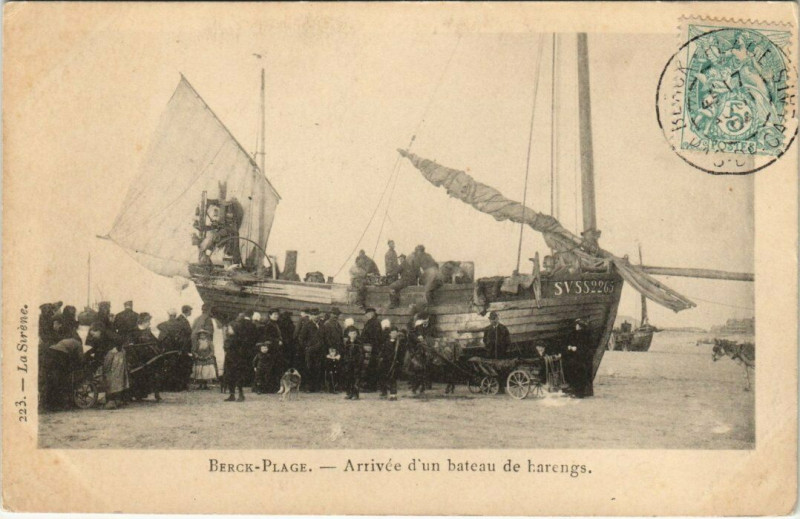 Carte postale ancienne Berck-Plage - Arrivee d'un bateau de barengs à Berck