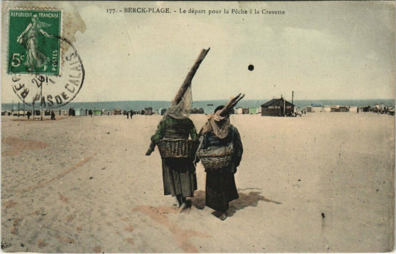Carte postale ancienne Berck-Plage - Le depart pour la Peche a la Crevette à Berck