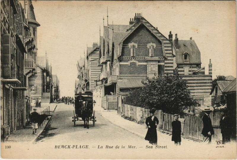 Carte postale ancienne Berck-Plage - La Rue de la Mer à Berck