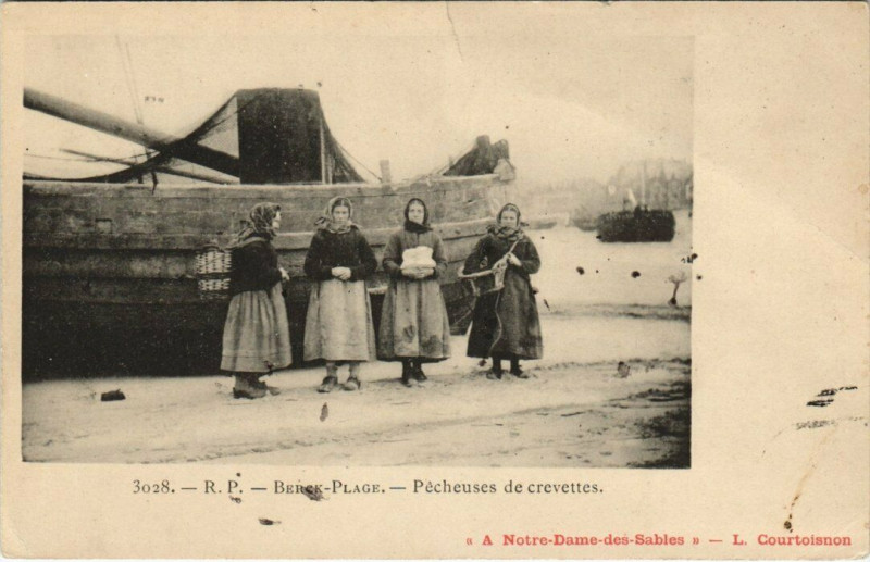Carte postale ancienne Berck-Plage - Pecheuses de Crevettes à Berck