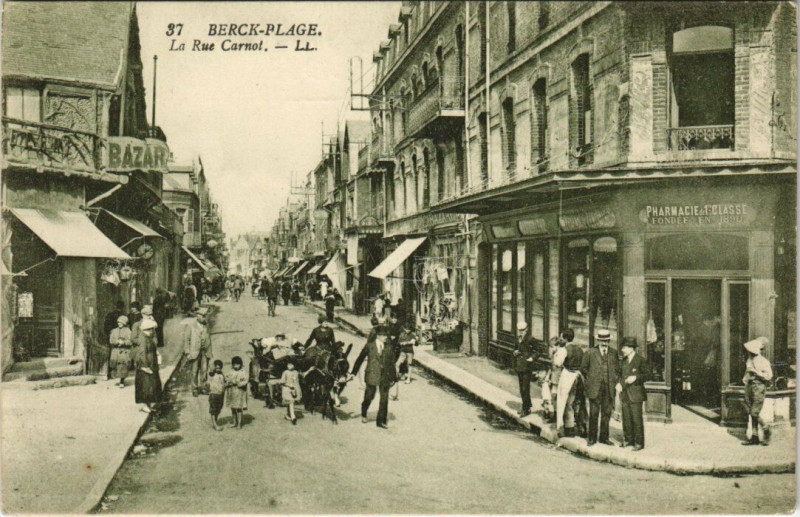 Carte postale ancienne Berck-Plage - La Rue Carnot à Berck