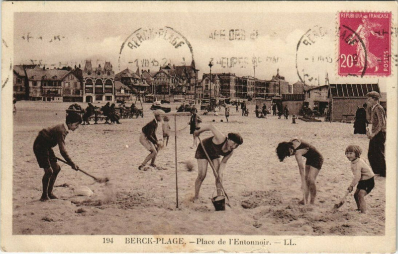 Carte postale ancienne Berck-Plage - Place de l'Entonnoir à Berck