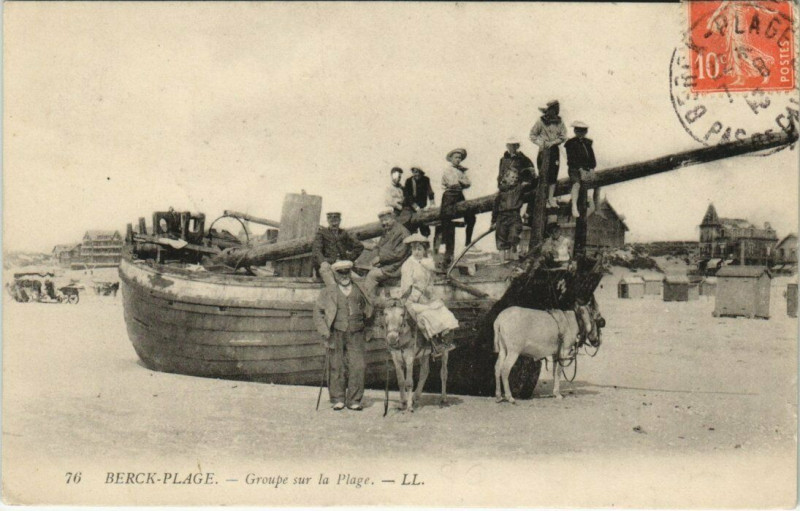 Carte postale ancienne Berck-Plage - Groupe Sur la Plage à Berck