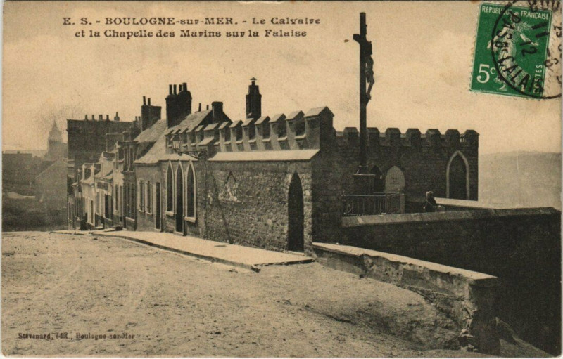 Carte postale ancienne Boulogne-sur-Mer - Le Calvaire et la Chapelle des Marins à Boulogne-sur-Mer