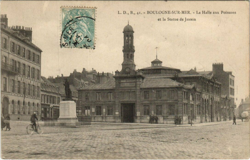 Carte postale ancienne Boulogne-sur-Mer - La Halle aux Poissons et la Statue de Jenner à Boulogne-sur-Mer