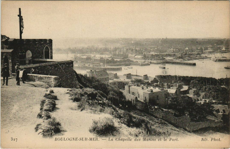 Carte postale ancienne Boulogne-sur-Mer - La Chapelle des Marins et le Port à Boulogne-sur-Mer