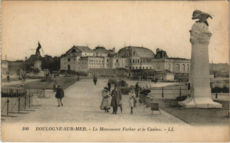 Carte postale ancienne Boulogne-sur-Mer - Le Monument Ferber et le Casino à Boulogne-sur-Mer