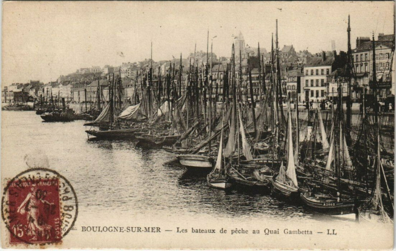 Carte postale ancienne Boulogne-sur-Mer - Les bateaux de peche au Quai Gambetta à Boulogne-sur-Mer
