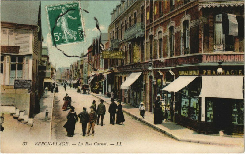 Carte postale ancienne Berck-Plage - La rue Carnot à Berck