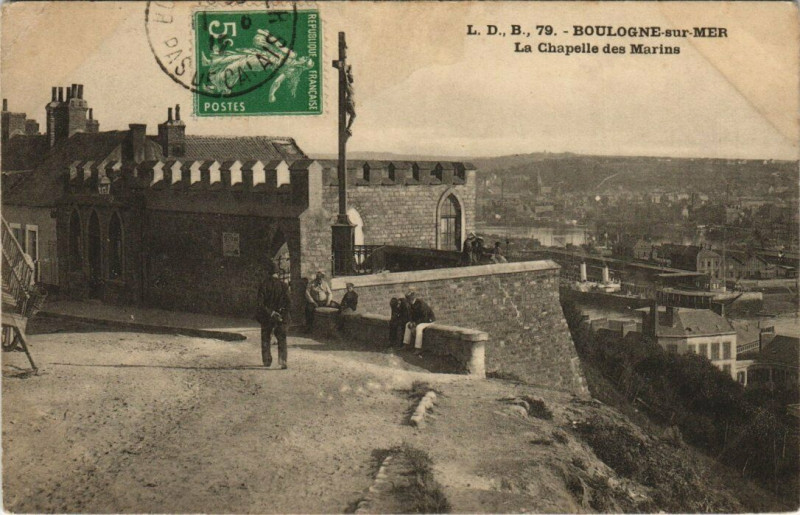 Carte postale ancienne Boulogne-sur-Mer - La Chapelle des Marins et le Port à Boulogne-sur-Mer