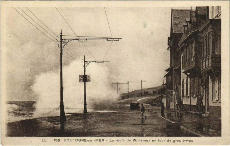 Carte postale ancienne Boulogne-sur-Mer - La route de Wimereux un jour de gros temps à Boulogne-sur-Mer
