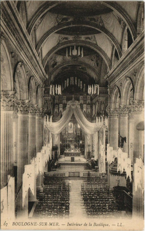 Carte postale ancienne Boulogne-sur-Mer - Interieur de la Basilique à Boulogne-sur-Mer