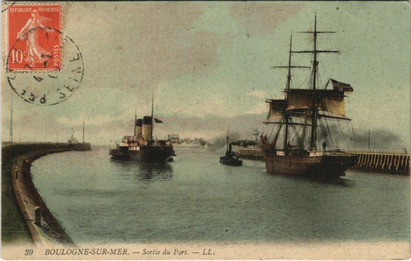 Carte postale ancienne Boulogne-sur-Mer - Sortie du Port à Boulogne-sur-Mer