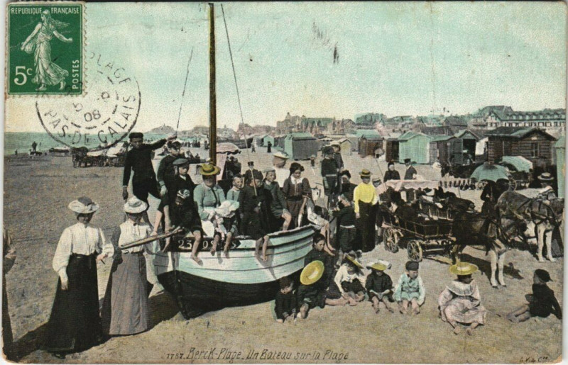 Carte postale ancienne Berck-Plage - Un Bateau sur la Plage à Berck