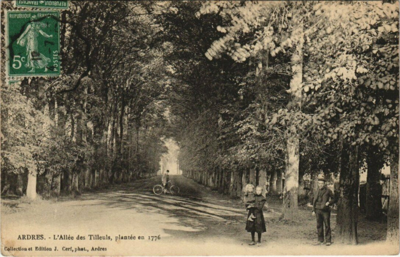 Carte postale ancienne Ardres - L'Allee des Tilleuls plantee en 1776 à Ardres