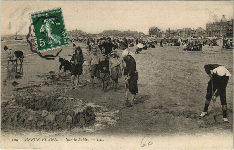 Carte postale ancienne Berck-Plage - Sur le Sable à Berck