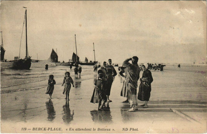 Carte postale ancienne Berck-Plage - En Attendant le Batieux à Berck