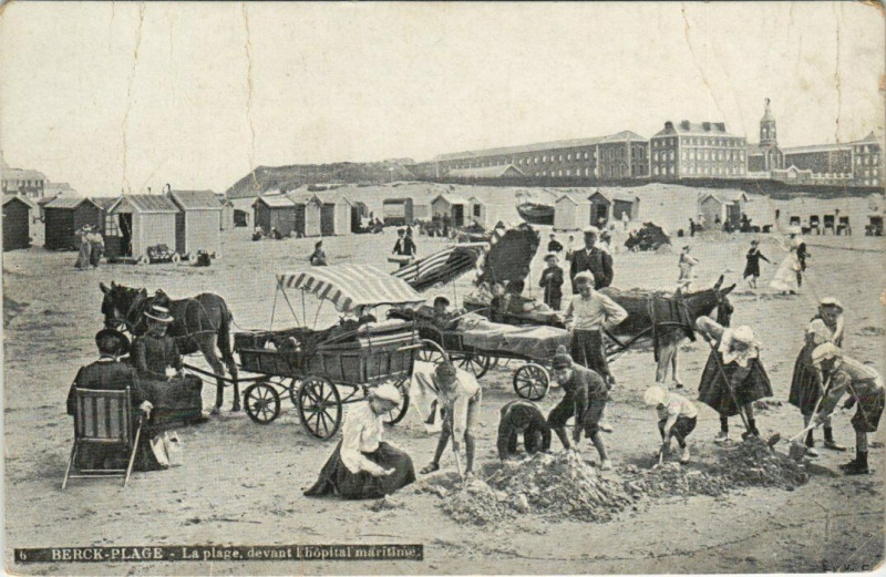 Carte postale ancienne Berck-Plage - La Plage devant l'Hopital maritime à Berck