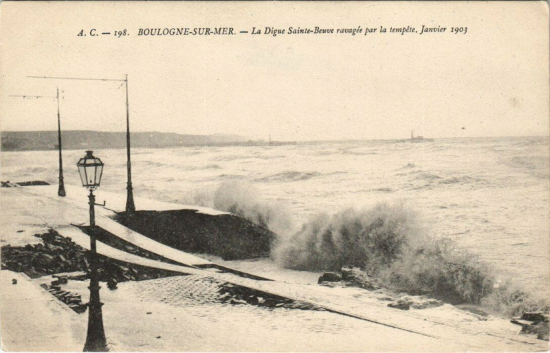 Carte postale ancienne Boulogne-sur-Mer - La Digue Sainte-Beuve à Boulogne-sur-Mer