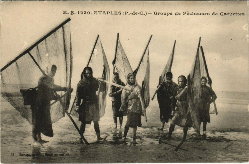 Carte postale ancienne Etaples - Groupe de Pecheuses de Crevetten à Étaples