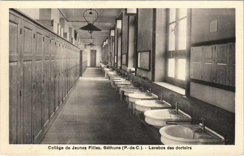 Carte postale ancienne Bethune - College de Jeunes Filles. Lavabos des dortoirs à Béthune