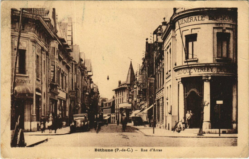 Carte postale ancienne Bethune - Rue d'Arras à Béthune