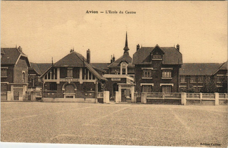Carte postale ancienne Avion - L'Ecole du Centre à Avion